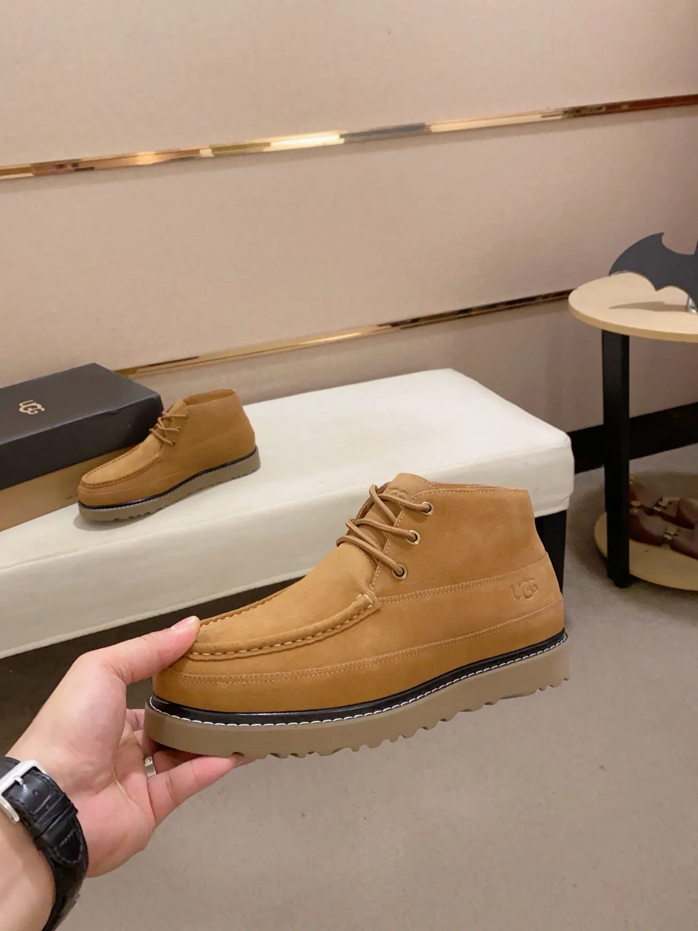 Men's shoes💰: 600💰(high-end goods) UGG❄️❄️Latest model 1:1⃣️quality, fabric: high-end quality first-layer cowhide imported from Europe. Lining: wool lining, sole: pure imported foam outsole. ❤️High-end goods, fine workmanship, trendy and fashionable. The fit is very classy. If you know the goods, you will not be able to refuse😍😍Number of codes: 38-44 (45 is custom-made and cannot be returned or exchanged)